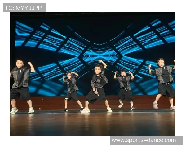 重庆街舞队的奋斗与荣耀：世界街舞大赛背后的成长历程揭秘