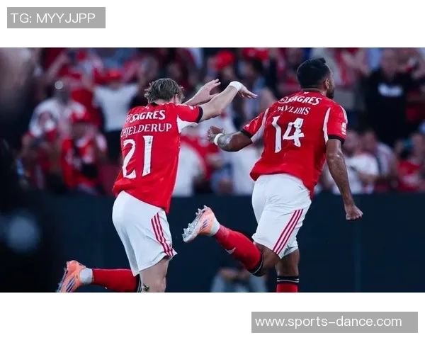 欧冠激战：那不勒斯与本菲卡战平争议判罚引发全场热议