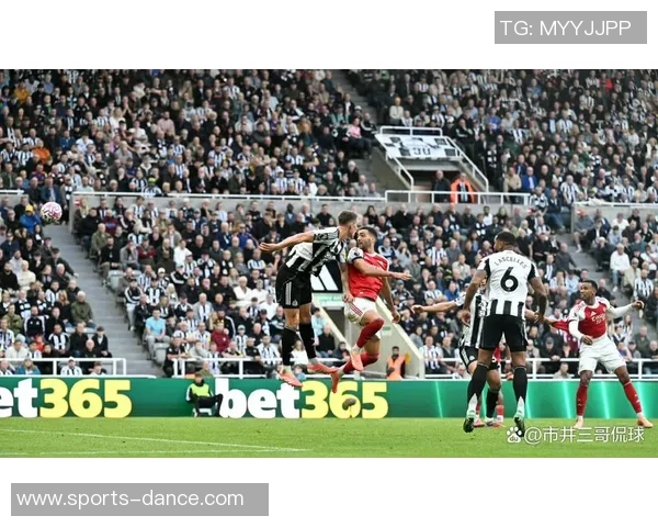 莱比锡友谊赛大胜曼联六球狂潮与争议判罚引发热议 莱比锡友谊赛大胜曼联六球狂潮与争议判罚引发热议