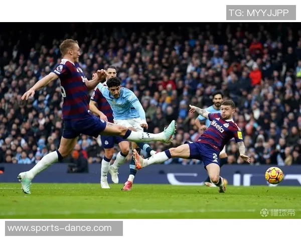 英超赛场惊现冷门那不勒斯逆转莱比锡上演帽子戏法精彩瞬间