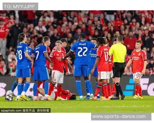 西甲激战巴黎圣日耳曼与本菲卡平局争议判罚引发全场热议 西甲激战巴黎圣日耳曼与本菲卡平局争议判罚引发全场热议